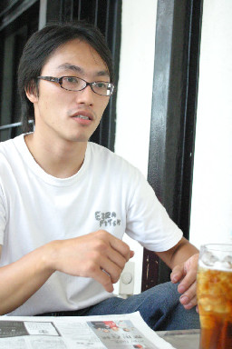 莊凱宇2005-10-01咖啡廳攝影拍照2003年至2006年加崙工作室(大開劇團)時期台中20號倉庫藝術特區藝術村