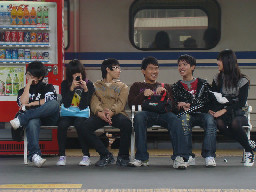 月台交談旅客2010台中火車站台灣鐵路旅遊攝影