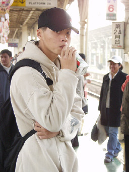 月台旅客特寫2003台中火車站台灣鐵路旅遊攝影