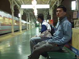 月台旅客特寫2003台中火車站台灣鐵路旅遊攝影