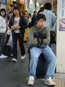 月台旅客特寫2009台中火車站台灣鐵路旅遊攝影