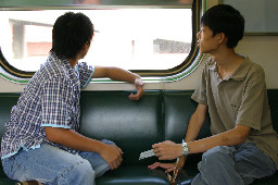 交談旅客2005-07-16街拍帥哥台灣鐵路旅遊攝影