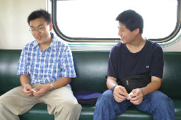 交談的旅客(1)2005-04-10街拍帥哥台灣鐵路旅遊攝影