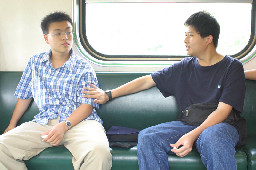 交談的旅客(1)2005-04-10街拍帥哥台灣鐵路旅遊攝影