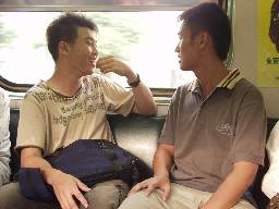 交談的旅客2005-06-26街拍帥哥台灣鐵路旅遊攝影