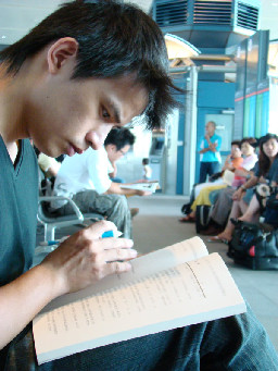台灣高鐵台中烏日站旅客特寫篇-專注閱讀的先生高鐵台灣鐵路旅遊攝影