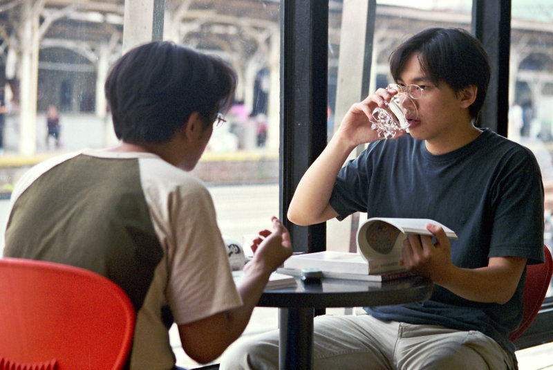 台中20號倉庫藝術村2000年至2003年橘園經營時期咖啡廳人物速寫對話人物系列傳統相機-5