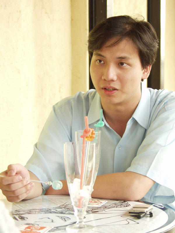 台中20號倉庫藝術村2000年至2003年橘園經營時期咖啡廳人物速寫對話人物2002-05-05