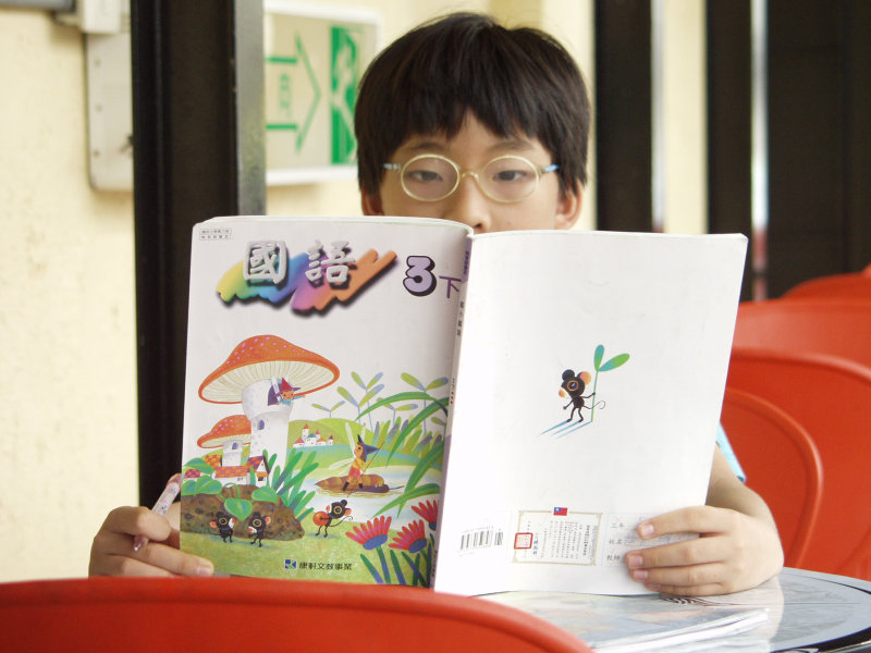 台中20號倉庫藝術村2000年至2003年橘園經營時期咖啡廳人物速寫閱讀課本2002-04-06