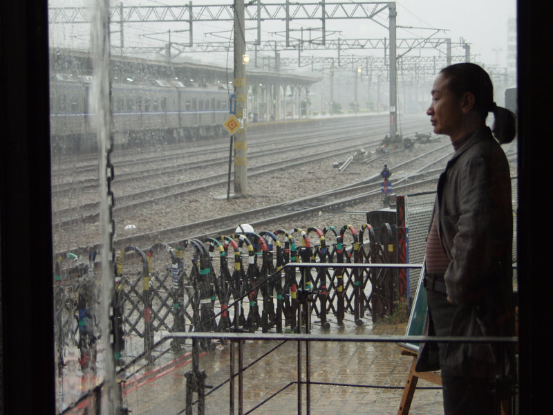 雨天的台中火車站舊站與20號倉庫大門