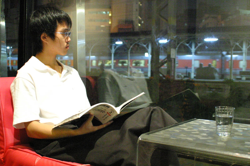 台中20號倉庫藝術村2003年至2006年加崙工作室(大開劇團)時期咖啡廳人物速寫咖啡廳工讀生2004-12-14
