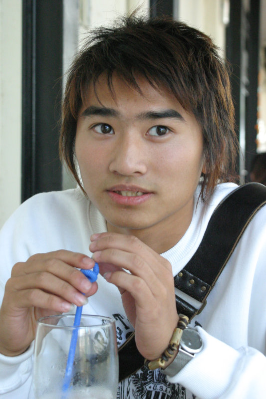台中20號倉庫藝術村2003年至2006年加崙工作室(大開劇團)時期咖啡廳人物速寫對話人物(1)2005-11-27