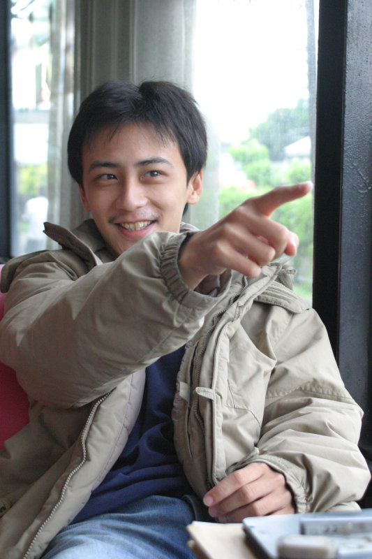 台中20號倉庫藝術村2003年至2006年加崙工作室(大開劇團)時期咖啡廳人物速寫對話人物(1)2005-12-11