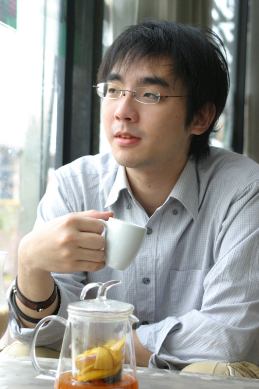 台中20號倉庫藝術村2003年至2006年加崙工作室(大開劇團)時期咖啡廳人物速寫對話人物(1)2005-12-25