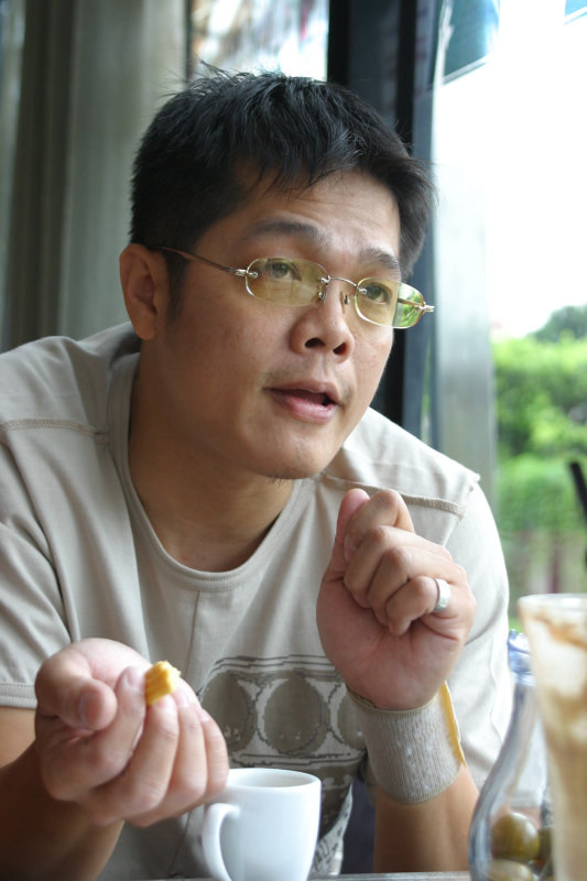 台中20號倉庫藝術村2003年至2006年加崙工作室(大開劇團)時期咖啡廳人物速寫對話人物(2)2005-06-25
