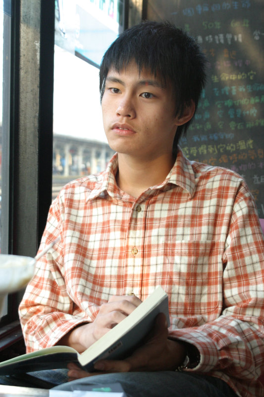 台中20號倉庫藝術村2003年至2006年加崙工作室(大開劇團)時期咖啡廳人物速寫對話人物(2)2006-03-11