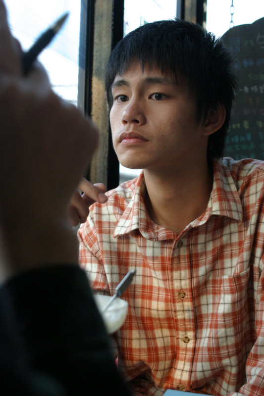 台中20號倉庫藝術村2003年至2006年加崙工作室(大開劇團)時期咖啡廳人物速寫對話人物(2)2006-03-11
