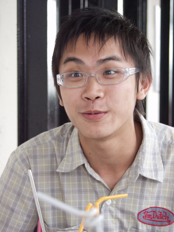 台中20號倉庫藝術村2003年至2006年加崙工作室(大開劇團)時期咖啡廳人物速寫對話人物(2)2006-04-23