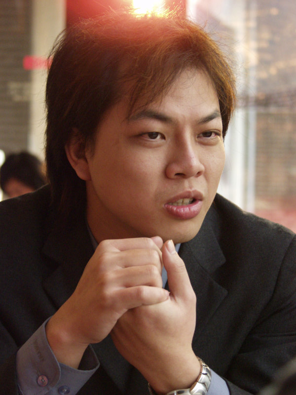 台中20號倉庫藝術村2003年至2006年加崙工作室(大開劇團)時期咖啡廳人物速寫對話人物(3)2006-03-05