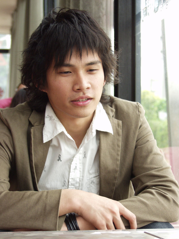 台中20號倉庫藝術村2003年至2006年加崙工作室(大開劇團)時期咖啡廳人物速寫對話人物振農2006-03-12