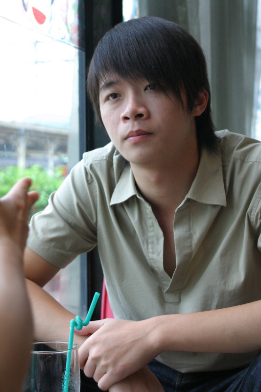 台中20號倉庫藝術村2003年至2006年加崙工作室(大開劇團)時期咖啡廳人物速寫對話人物2005-05-07