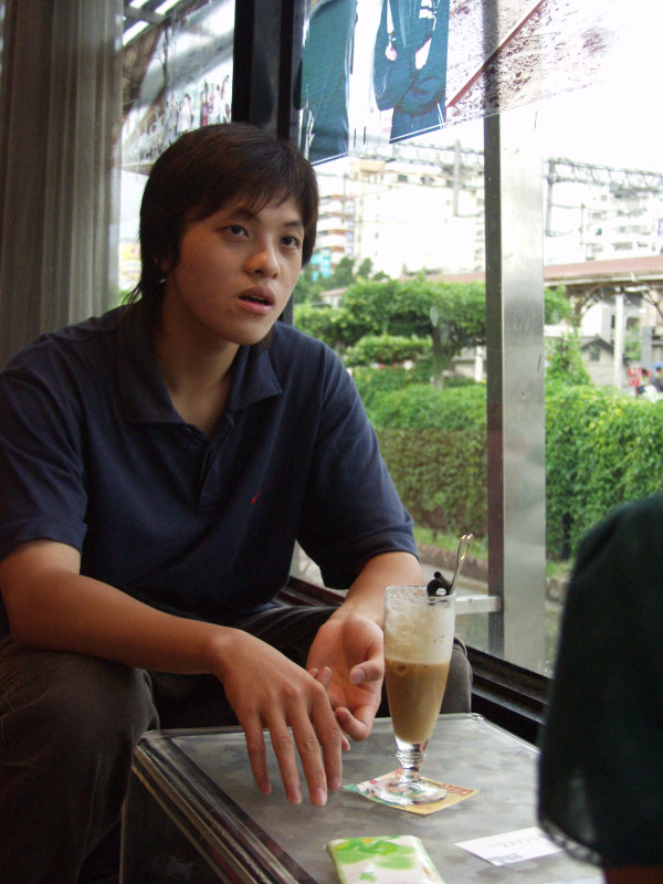 台中20號倉庫藝術村2003年至2006年加崙工作室(大開劇團)時期咖啡廳人物速寫對話人物2005-06-12