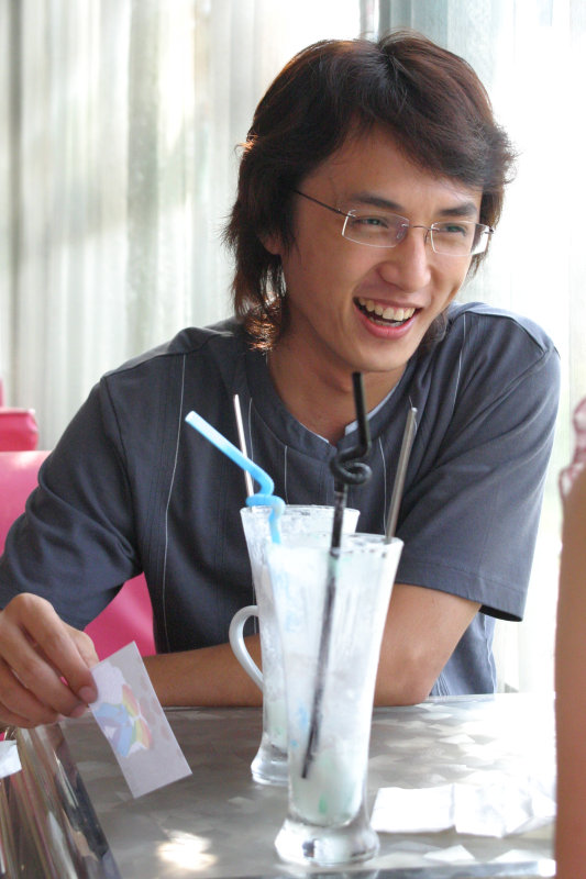 台中20號倉庫藝術村2003年至2006年加崙工作室(大開劇團)時期咖啡廳人物速寫對話人物2005-09-04