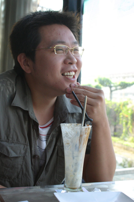 台中20號倉庫藝術村2003年至2006年加崙工作室(大開劇團)時期咖啡廳人物速寫對話人物2005-11-26