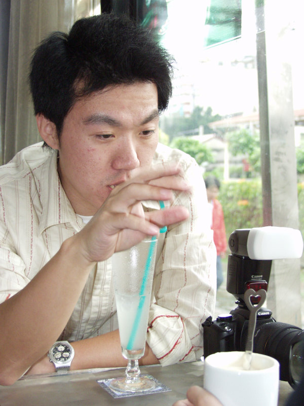 台中20號倉庫藝術村2003年至2006年加崙工作室(大開劇團)時期咖啡廳人物速寫對話人物2006-03-26