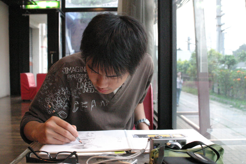 台中20號倉庫藝術村2003年至2006年加崙工作室(大開劇團)時期咖啡廳人物速寫張凱耀2006-04-01
