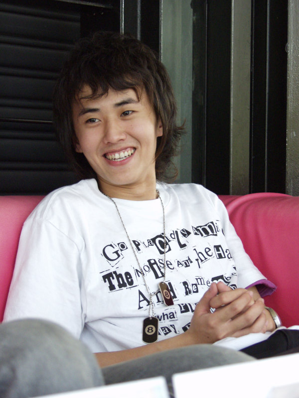 台中20號倉庫藝術村2003年至2006年加崙工作室(大開劇團)時期咖啡廳人物速寫影片拍攝2005-10-15