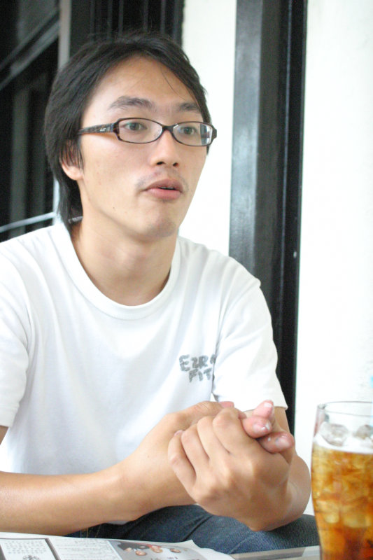 台中20號倉庫藝術村2003年至2006年加崙工作室(大開劇團)時期咖啡廳人物速寫莊凱宇2005-10-01