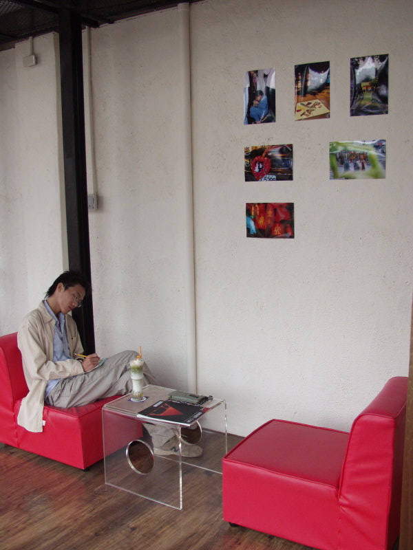 台中20號倉庫藝術村2003年至2006年加崙工作室(大開劇團)時期咖啡廳人物速寫藝術進駐2003-11-02