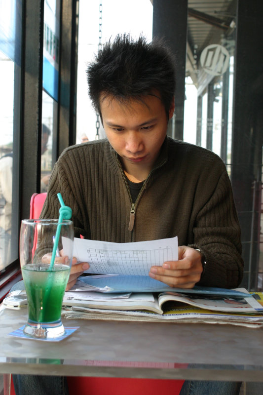 台中20號倉庫藝術村2003年至2006年加崙工作室(大開劇團)時期咖啡廳人物速寫辦公2005-03-19