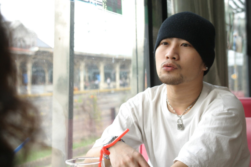 台中20號倉庫藝術村2003年至2006年加崙工作室(大開劇團)時期咖啡廳人物速寫陳威兆2006-04-05