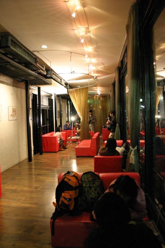 台中20號倉庫藝術村2003年至2006年加崙工作室(大開劇團)時期夜晚的咖啡廳景緻