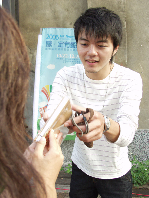 台中20號倉庫藝術村2006-2009年橘園經營時期創意市集人物側躺的8號行星育誌20061125