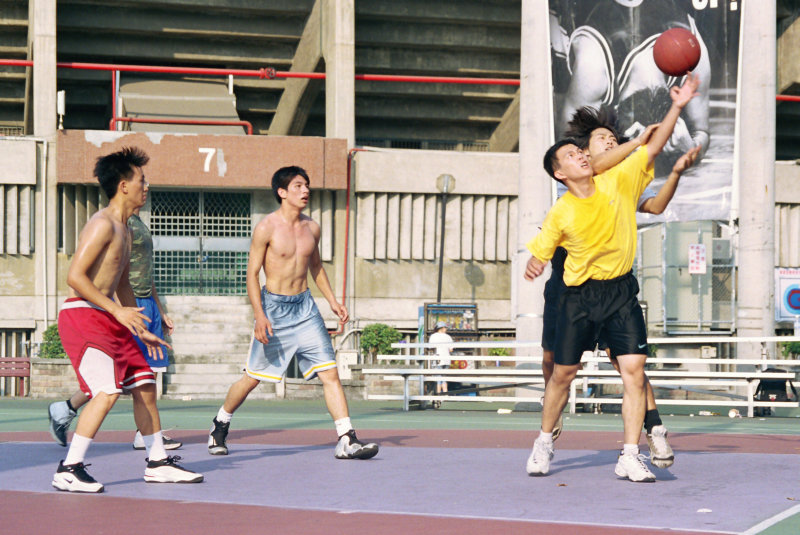 運動攝影夏天的籃球場(台中體育場)夏天籃球場系列-1