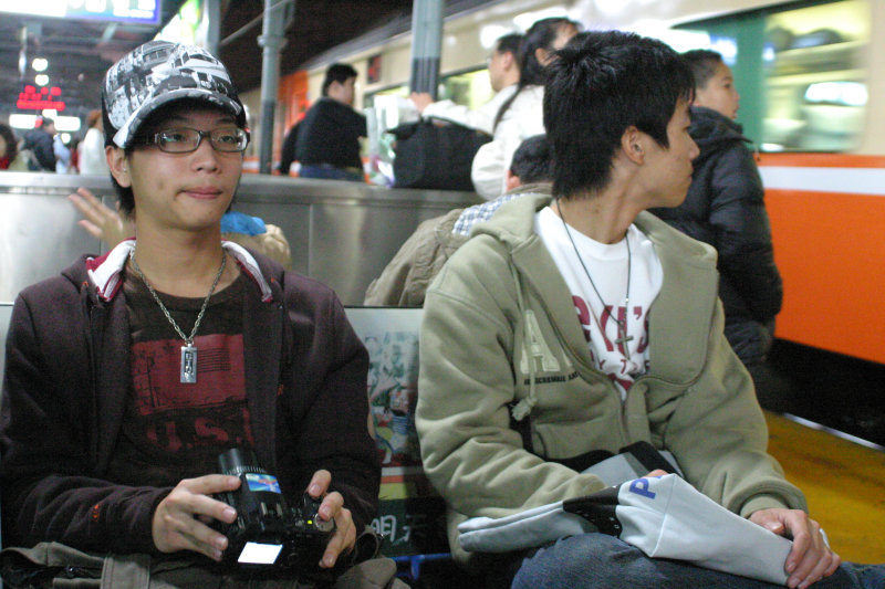 鐵道人文台中火車站月台交談旅客2006-01-31