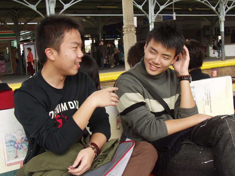 鐵道人文台中火車站月台交談旅客2007