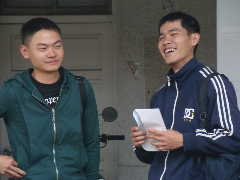 鐵道人文台中火車站月台交談旅客2010