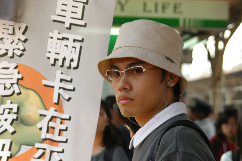 鐵道人文台中火車站月台旅客特寫2004
