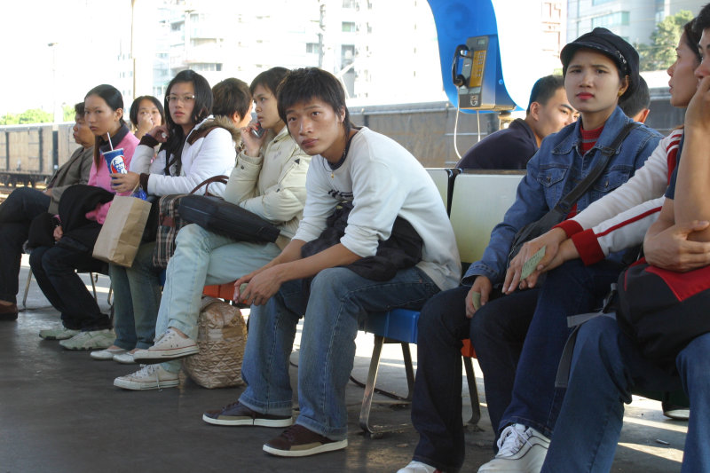 鐵道人文台中火車站月台旅客特寫2006