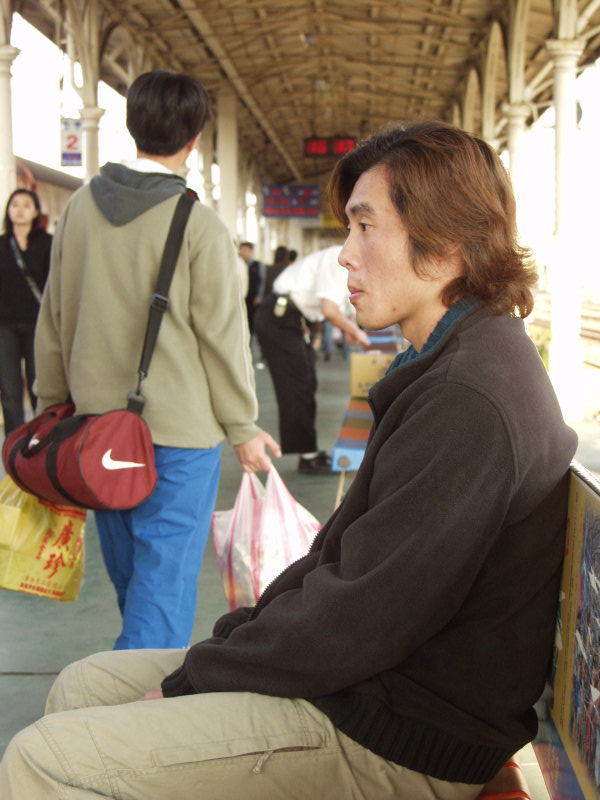 鐵道人文台中火車站月台旅客2002年