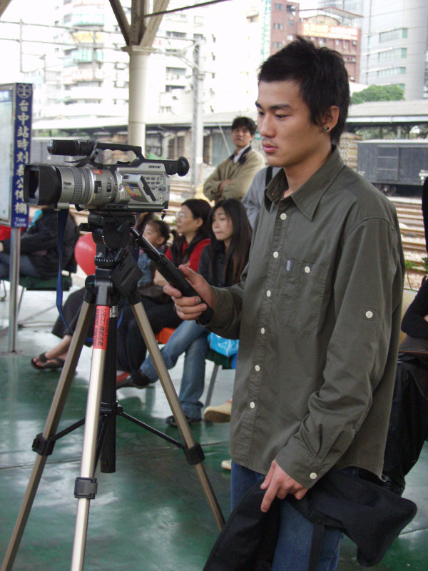 鐵道人文台中火車站月台旅客2004年