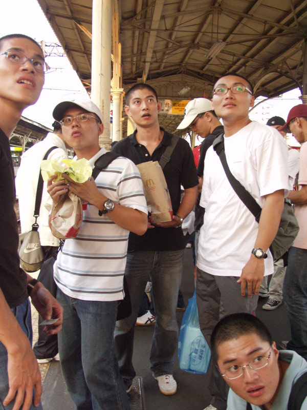 鐵道人文台中火車站月台旅客2004年