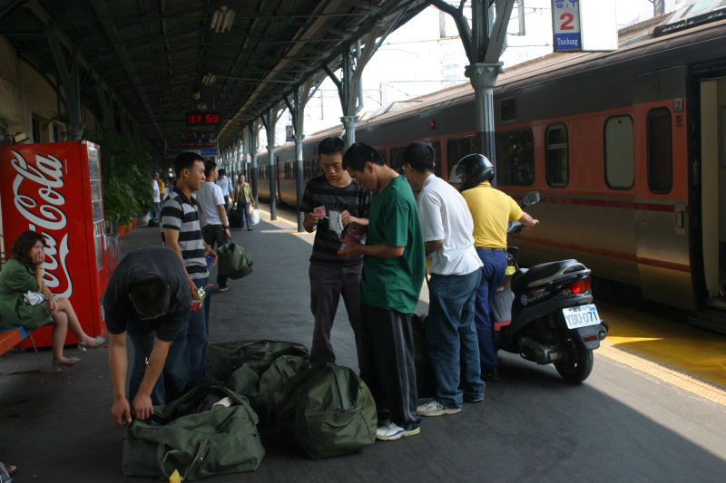 鐵道人文台中火車站月台旅客2006