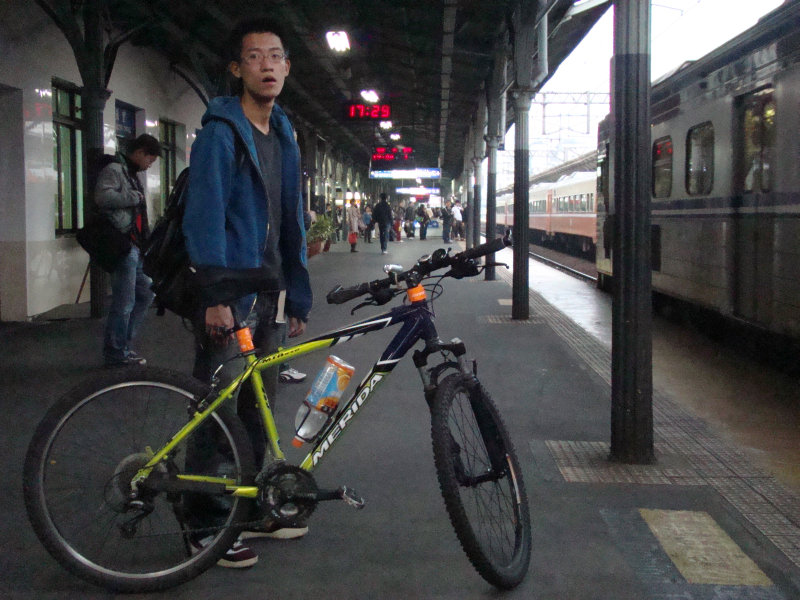 鐵道人文台中火車站月台景物篇腳踏車