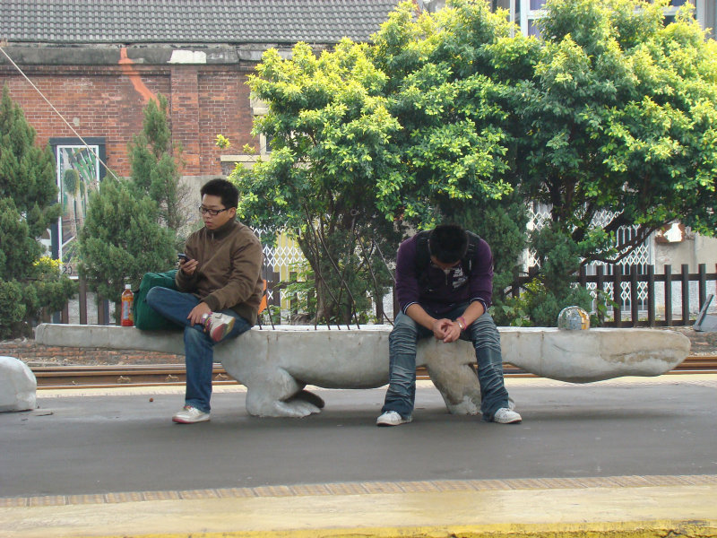 鐵道人文台中火車站月台景物篇裝置藝術-王振瑋-鱷魚