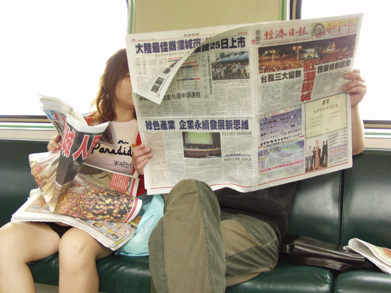 鐵道人文電車-區間車對話的旅客蘋果日報20060916